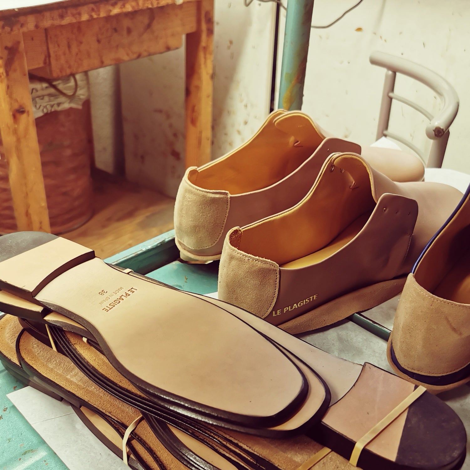 chaussures Le Plagiste à l'usine avec semelle et tige
