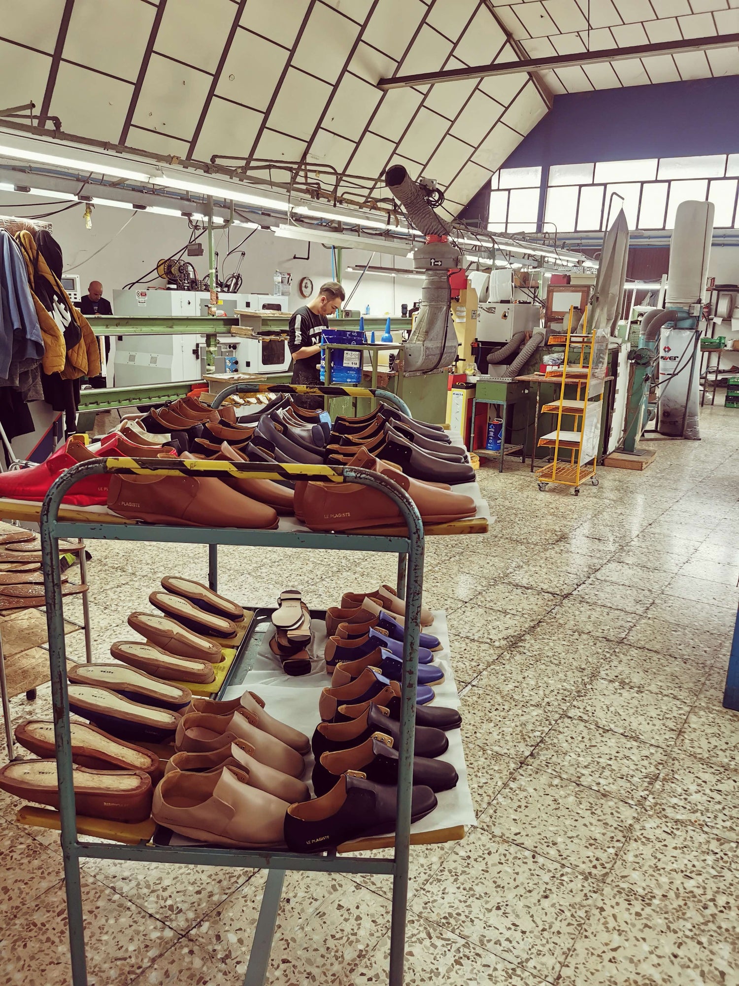 chaussures Le Plagiste sur un rack à l'usine