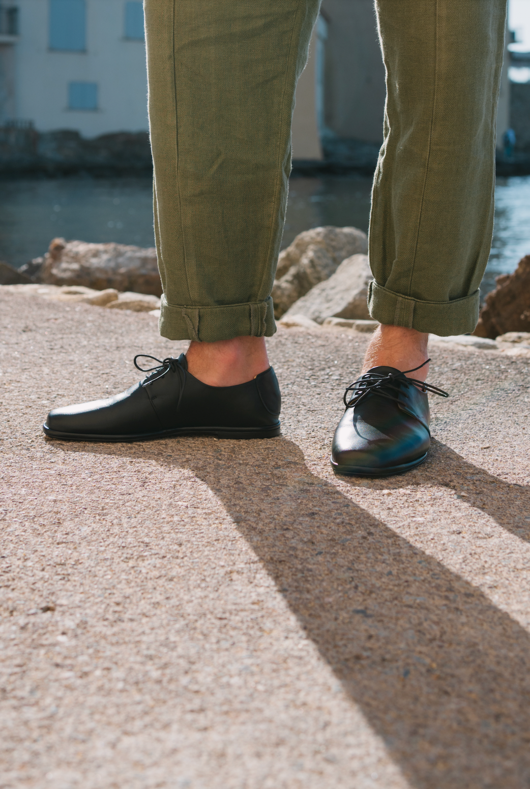 chaussures Le Plagiste homme noires portées dans la rue