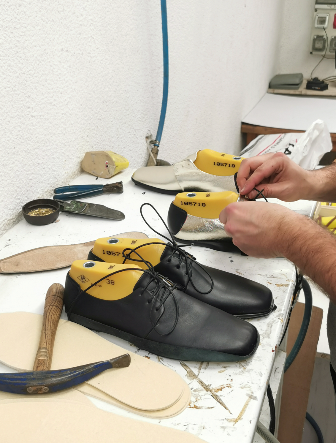 Chaussures Le Plagiste à l'usine sur lesquels on met les lacets